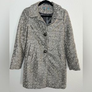 Beautiful Heavy Silver and Cream Coat Super Nice Size M.
